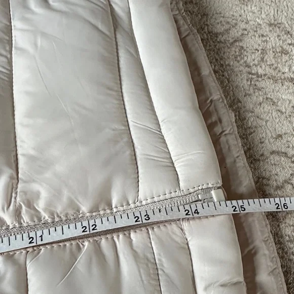 Elegant Women's Cream Puffer Jacket - Picture 5 of 10